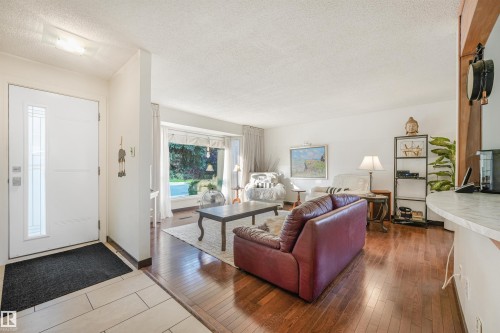 4708 Malmo Road Nw, Edmonton, AB - Indoor Photo Showing Living Room