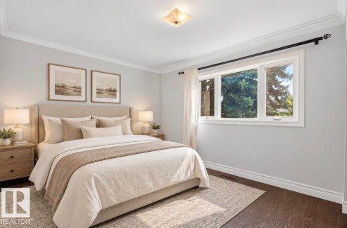 Hardwood flooring, crown molding, double-paned window, neutral wall tones, and ceiling light fixture - 7304 98A Avenue Nw, Edmonton, AB 