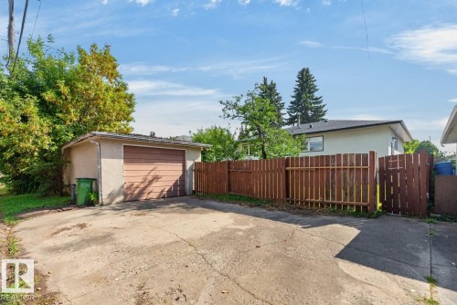 Detached garage with a paneled door - 7304 98A Avenue Nw, Edmonton, AB 