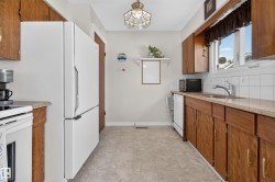 Quartz counters and lots of cabinetry - 