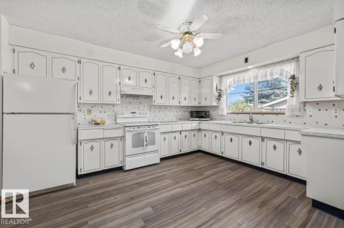 6708 31 Avenue Nw, Edmonton, AB - Indoor Photo Showing Kitchen