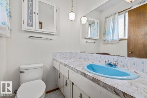 6708 31 Avenue Nw, Edmonton, AB - Indoor Photo Showing Bathroom