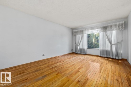 6708 31 Avenue Nw, Edmonton, AB - Indoor Photo Showing Other Room