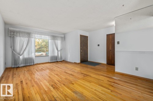 6708 31 Avenue Nw, Edmonton, AB - Indoor Photo Showing Other Room