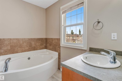 7743 8 Avenue Sw, Edmonton, AB - Indoor Photo Showing Bathroom