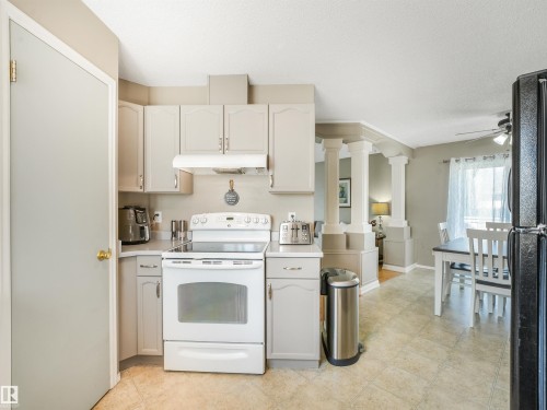 10 Weston Court, Spruce Grove, AB - Indoor Photo Showing Kitchen