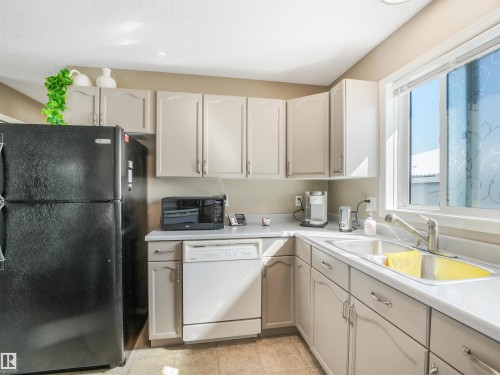 10 Weston Court, Spruce Grove, AB - Indoor Photo Showing Kitchen With Double Sink