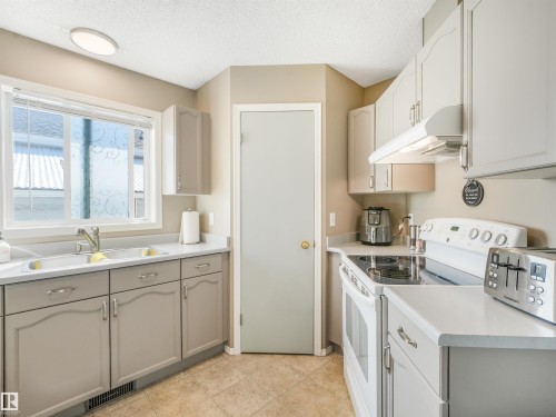 10 Weston Court, Spruce Grove, AB - Indoor Photo Showing Kitchen With Double Sink