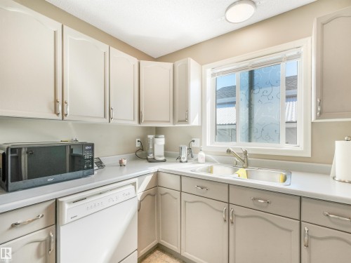 10 Weston Court, Spruce Grove, AB - Indoor Photo Showing Kitchen With Double Sink