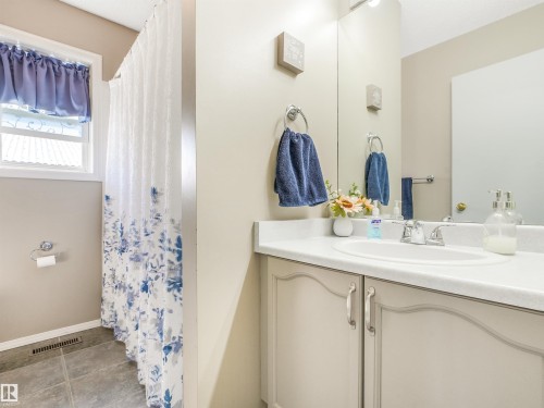 10 Weston Court, Spruce Grove, AB - Indoor Photo Showing Bathroom