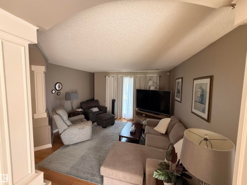 10 Weston Court, Spruce Grove, AB - Indoor Photo Showing Living Room