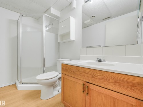 10 Weston Court, Spruce Grove, AB - Indoor Photo Showing Bathroom