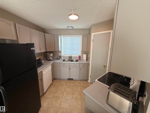 10 Weston Court, Spruce Grove, AB - Indoor Photo Showing Kitchen With Double Sink