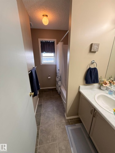 10 Weston Court, Spruce Grove, AB - Indoor Photo Showing Bathroom
