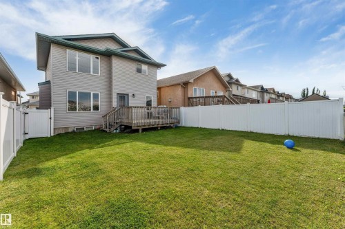 Expansive green lawn with a white privacy fence - 4510 164A Ave Nw, Edmonton, AB 