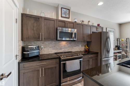 1404 Graybriar Green, Stony Plain, AB - Indoor Photo Showing Kitchen With Upgraded Kitchen