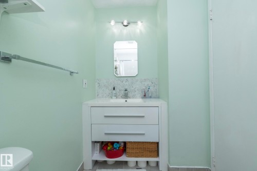 4617 35 Avenue Nw, Edmonton, AB - Indoor Photo Showing Bathroom