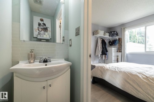 4617 35 Avenue Nw, Edmonton, AB - Indoor Photo Showing Bathroom