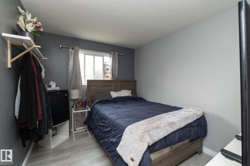 4617 35 Avenue Nw, Edmonton, AB - Indoor Photo Showing Bedroom