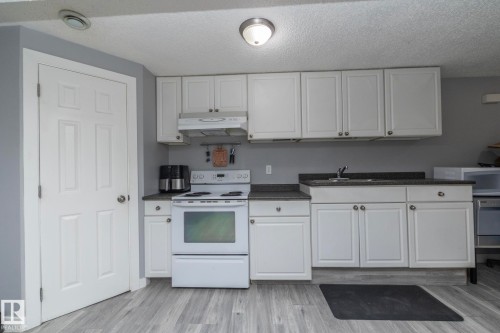 4617 35 Avenue Nw, Edmonton, AB - Indoor Photo Showing Kitchen