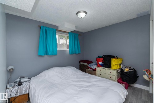 4617 35 Avenue Nw, Edmonton, AB - Indoor Photo Showing Bedroom