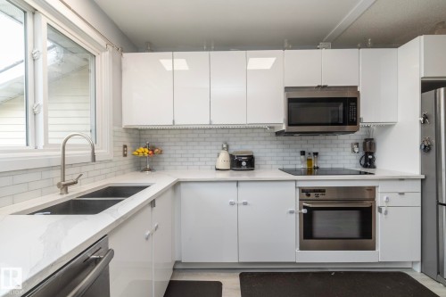 4617 35 Avenue Nw, Edmonton, AB - Indoor Photo Showing Kitchen With Double Sink With Upgraded Kitchen