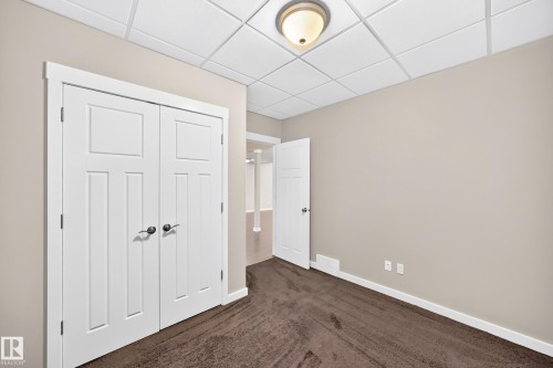 Neutral-toned walls complement plush carpeting - 3329 West Court Nw, Edmonton, AB 