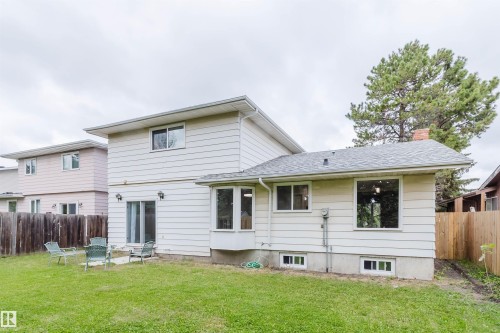 Expansive green lawn with a wood fence perimeter - 10423 35 Avenue Nw, Edmonton, AB 