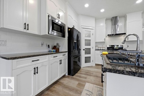 13703 166 Avenue Nw, Edmonton, AB - Indoor Photo Showing Kitchen With Upgraded Kitchen