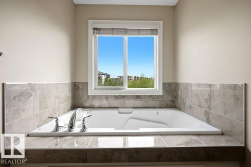 13703 166 Avenue Nw, Edmonton, AB - Indoor Photo Showing Bathroom