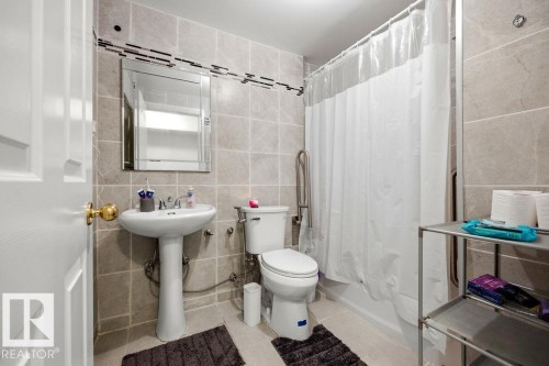 13703 166 Avenue Nw, Edmonton, AB - Indoor Photo Showing Bathroom