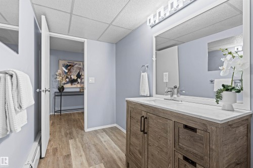Updated main floor bathroom - #7 10032 113 St Nw, Edmonton, AB 