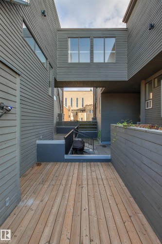 Wood-finish decking with a surrounding perimeter wall - #7 10032 113 St Nw, Edmonton, AB 