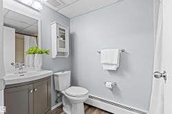 Upstairs main bathroom - 