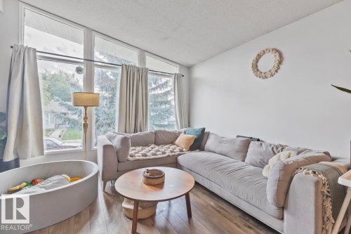Angled ceiling with a textured finish - 8808 43 Avenue Nw, Edmonton, AB 
