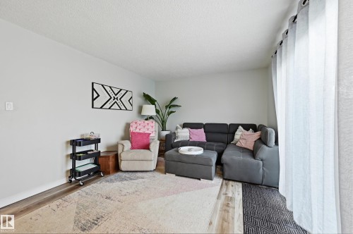 5677 137 Avenue Nw, Edmonton, AB 