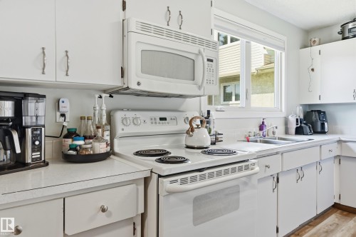 5677 137 Avenue Nw, Edmonton, AB 