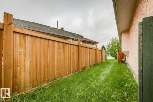 Wood privacy fence with natural finish - 1190 Potter Greens Drive Nw, Edmonton, AB 
