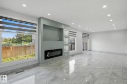 419 DUNLUCE Road NW  Edmonton, AB T5X 4Y5