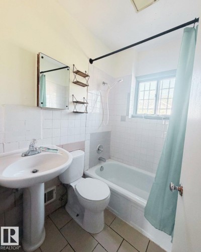 9526 106A Avenue Nw, Edmonton, AB - Indoor Photo Showing Bathroom