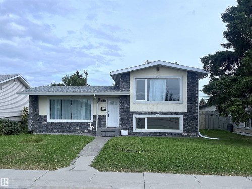 8817 163 Street NW  Edmonton, AB T5R 2N8