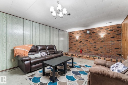 16807 98 Avenue Nw, Edmonton, AB 