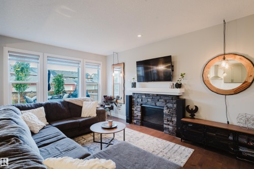 15820 15 Avenue Sw, Edmonton, AB 