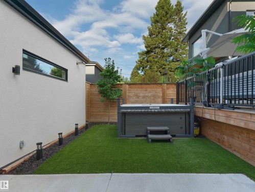8707 Strathearn Crescent Nw, Edmonton, AB 