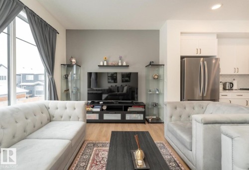 427 39 Street Sw, Edmonton, AB - Indoor Photo Showing Living Room