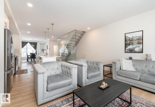 427 39 Street Sw, Edmonton, AB - Indoor Photo Showing Living Room