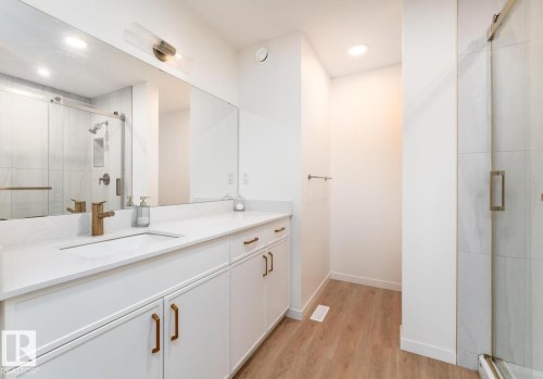 427 39 Street Sw, Edmonton, AB - Indoor Photo Showing Bathroom