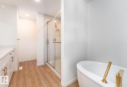 427 39 Street Sw, Edmonton, AB - Indoor Photo Showing Bathroom