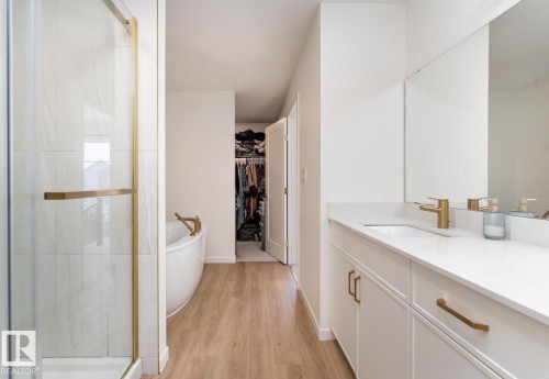 427 39 Street Sw, Edmonton, AB - Indoor Photo Showing Bathroom