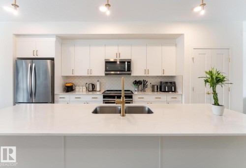 427 39 Street Sw, Edmonton, AB - Indoor Photo Showing Kitchen With Stainless Steel Kitchen With Double Sink With Upgraded Kitchen